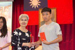 頒發青年學生獎助學金