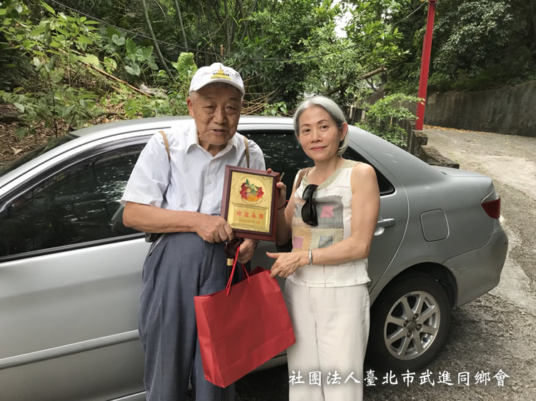 頒發程鄉長敬老獎牌