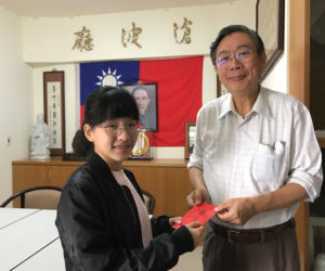 2017年秋季獎學金高中組受獎同學陸續至本會領取獎學金