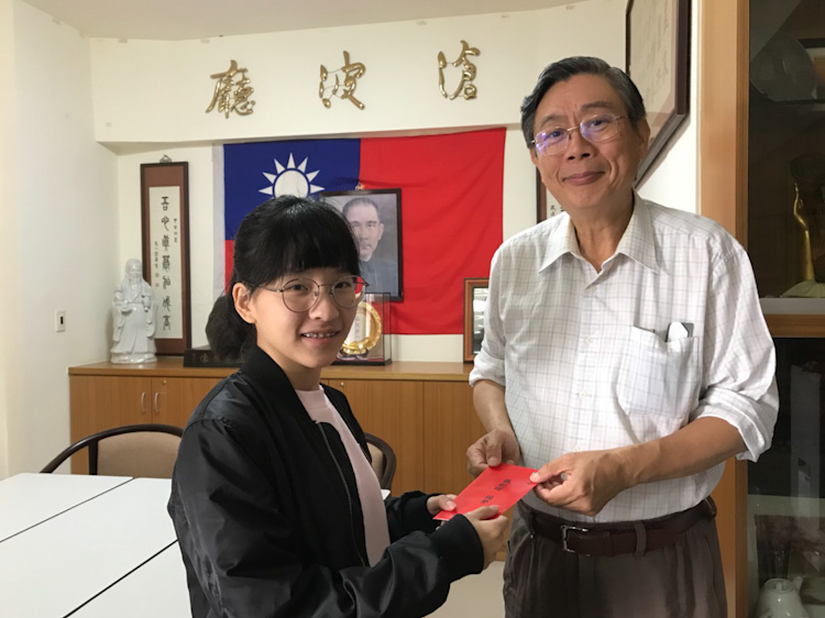 2017年秋季獎學金高中組受獎同學陸續至本會領取獎學金