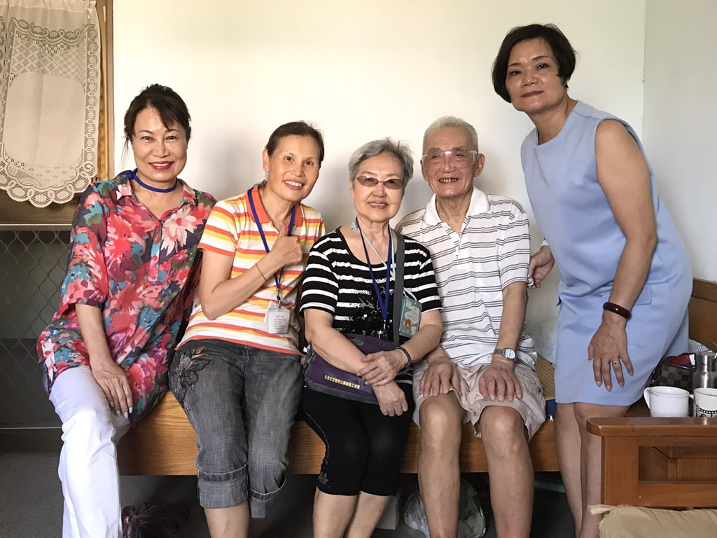 服務慰問組探訪李禎祥鄉長